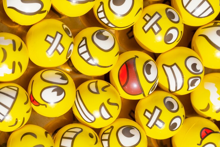 Foto gratuito concepto de retroalimentación del cliente con caras sonrientes