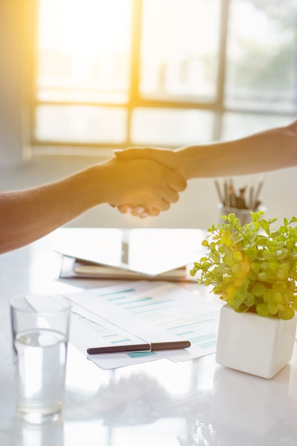 Foto gratuita concepto de reunión de asociación empresarial. apretón de manos de empresario. empresarios exitosos apretón de manos después de buen trato.