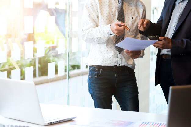 Concepto de la reunión del trabajo en equipo del asunto.