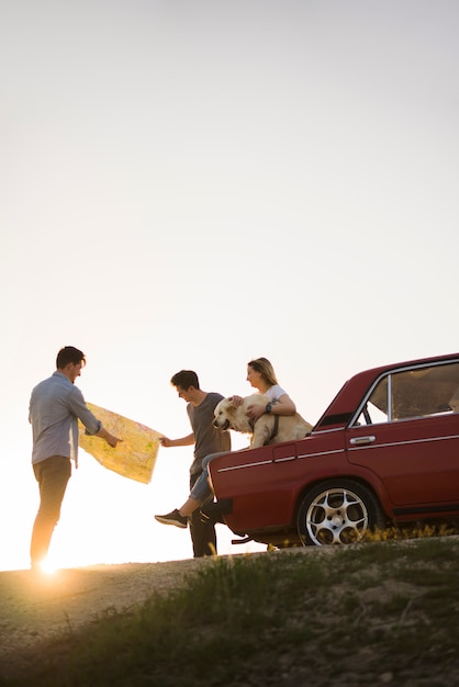 Concepto de road trip con grupo de amigos