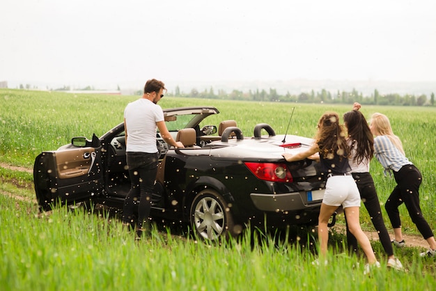 Foto gratuita concepto de road trip con grupo de amigos