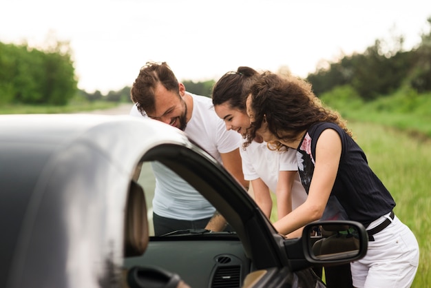 Concepto de road trip con grupo de amigos