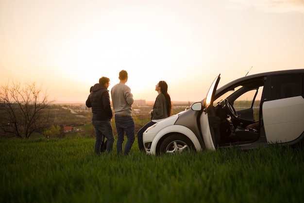 Concepto de road trip con grupo de amigos