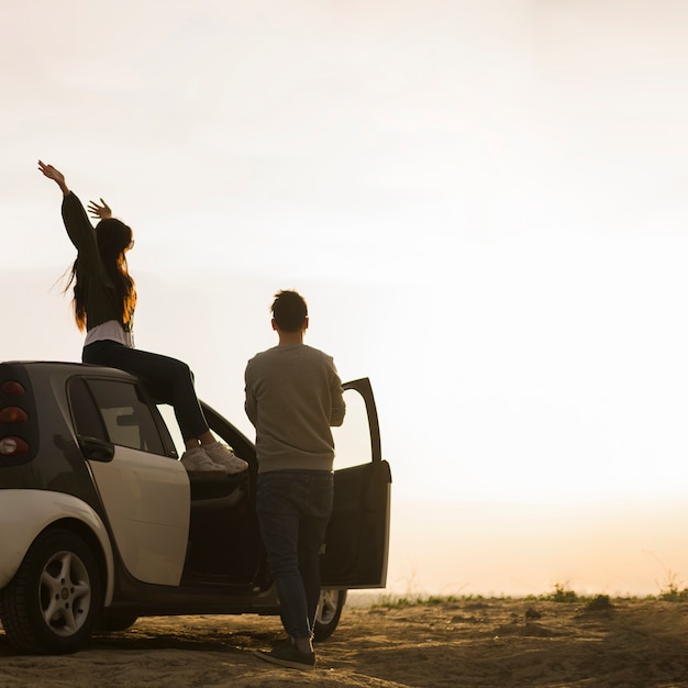 Concepto de road trip con pareja joven