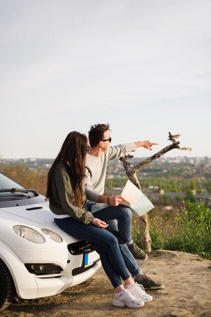 Concepto de road trip con pareja joven