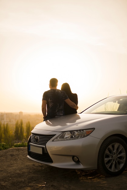 Concepto de road trip con pareja joven