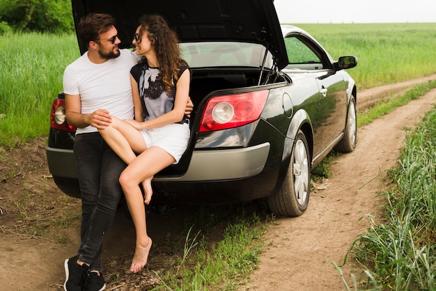 Concepto de road trip con pareja joven