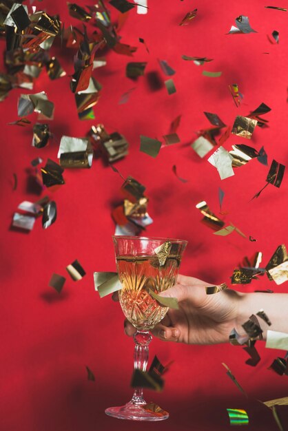 Concepto rojo de año nuevo y vaso de champán