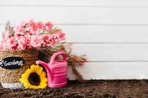 Foto gratuita concepto rosa de jardinería con espacio