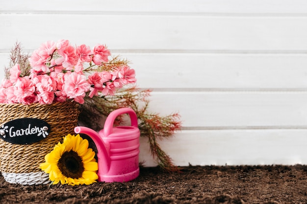 Concepto rosa de jardinería con espacio