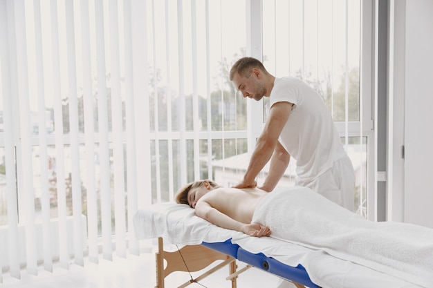 Concepto de salud y belleza femenina. Las masajistas hacen un masaje a una chica. Mujer en un salón de spa.