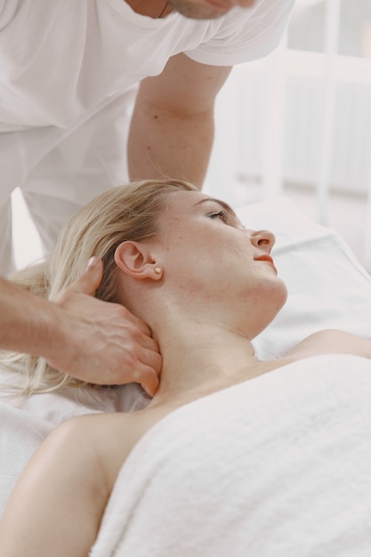 Concepto de salud y belleza femenina. Las masajistas hacen un masaje a una chica. Mujer en un salón de spa.