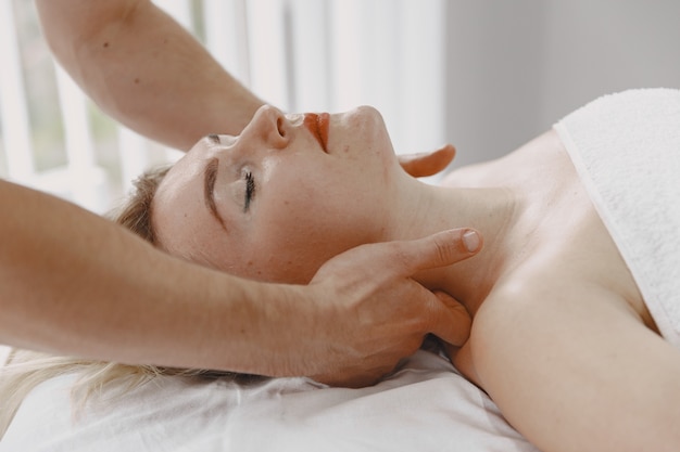 Concepto de salud y belleza femenina. Las masajistas hacen un masaje a una chica. Mujer en un salón de spa.