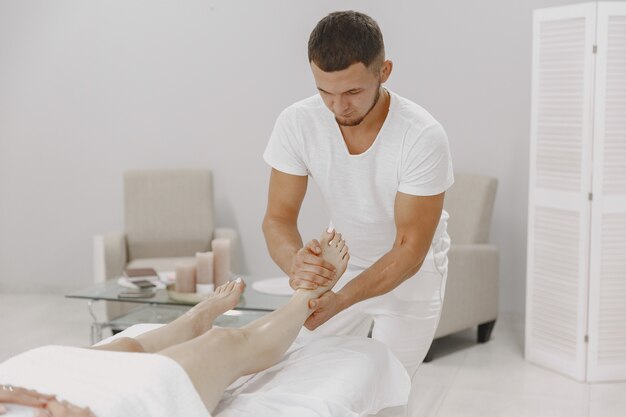 Concepto de salud y belleza femenina. Las masajistas hacen un masaje a una chica. Mujer en un salón de spa.