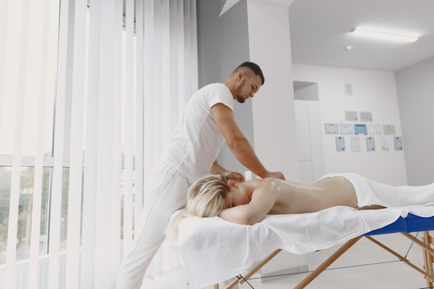 Concepto de salud y belleza femenina. Las masajistas hacen un masaje a una chica. Mujer en un salón de spa.