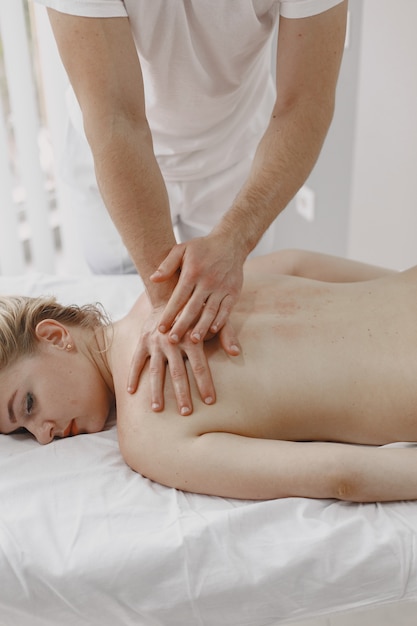 Concepto de salud y belleza femenina. Las masajistas hacen un masaje a una chica. Mujer en un salón de spa.