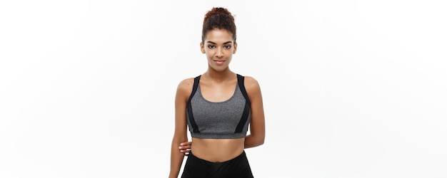 Concepto de salud y fitness Hermosa dama africana americana en ropa de fitness lista para hacer ejercicio Aislada sobre fondo blanco