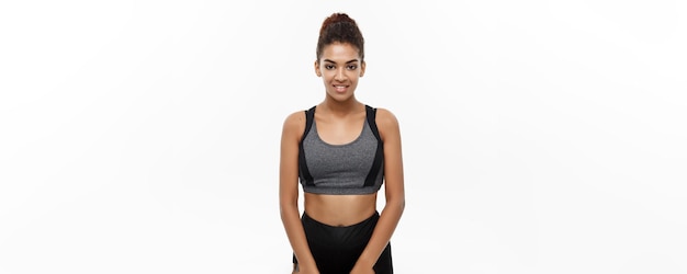 Foto gratuita concepto de salud y fitness hermosa dama africana americana en ropa de fitness lista para hacer ejercicio aislada sobre fondo blanco