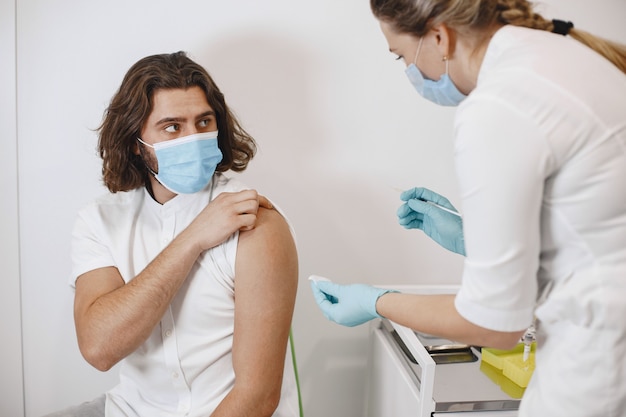 Concepto de salud de vacunación. Manos de médico o enfermera en guantes médicos. Concepto médico y sanitario.