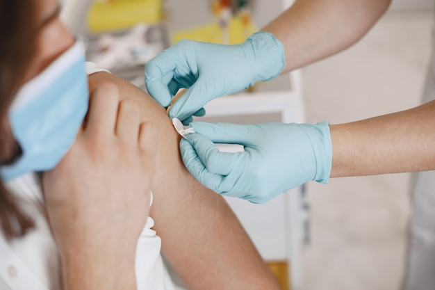 Concepto de salud de vacunación. Manos de médico o enfermera en guantes médicos. Concepto médico y sanitario.