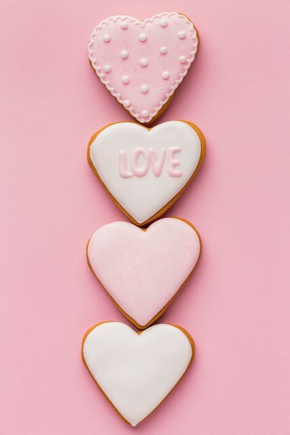 Foto gratuita concepto de san valentín con deliciosas galletas
