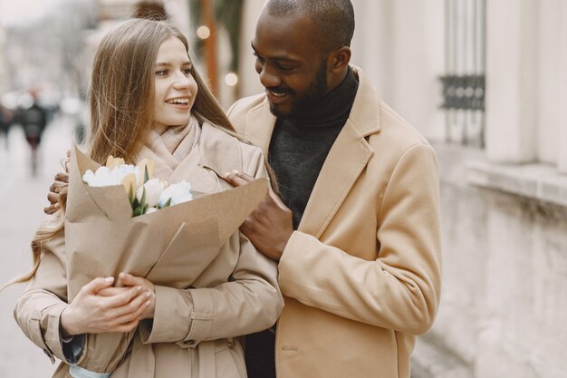 Concepto de San Valentín. La gente camina afuera. Gente mixta en una ciudad.