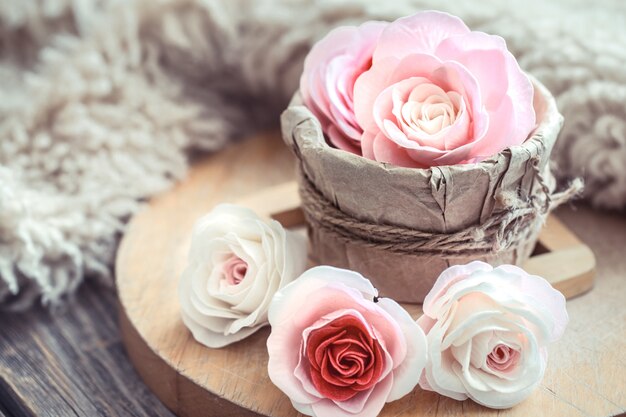 Concepto de San Valentín, rosas en la mesa de madera