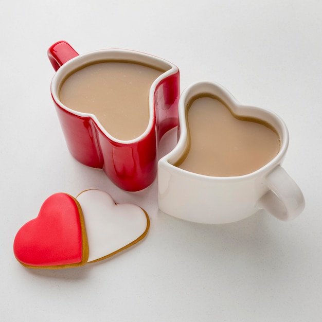 Concepto de San Valentín con tazas en forma de corazón