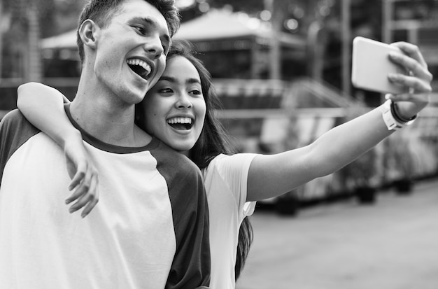 Concepto de Selfie del parque de atracciones de los pares adolescentes