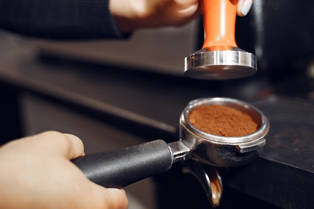 Concepto de servicio de preparación de café barista cafe