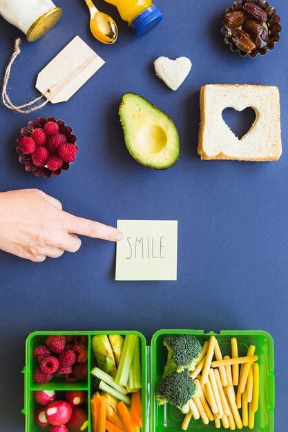 Concepto de signo de sonrisa con espacio de almuerzo vegano