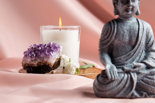 Concepto de símbolos de Reiki con cristal y estatua