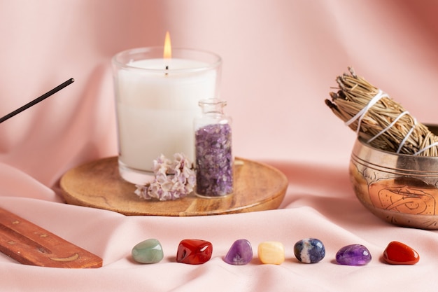 Concepto de símbolos de Reiki con cristales y velas