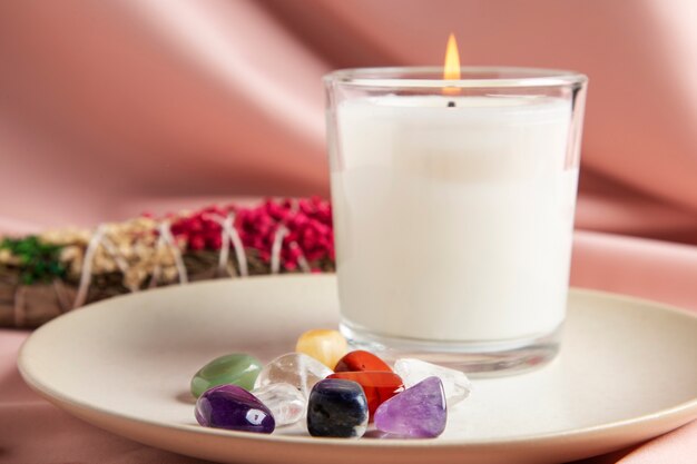 Concepto de símbolos de Reiki con velas y piedras.