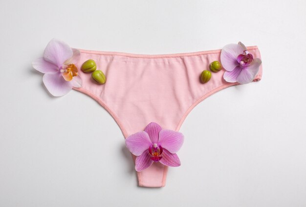 Concepto de sistema reproductivo femenino con flores.