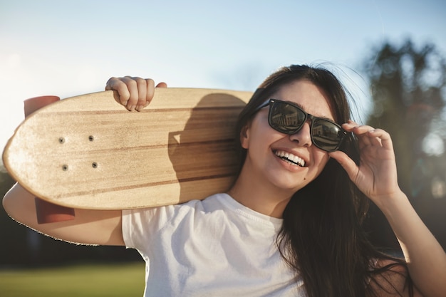 Foto gratuita concepto de skate de emociones, juventud y ciudad. primer plano, cheerfu