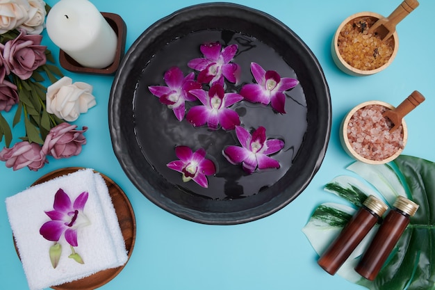 Concepto de spa. Concepto de belleza y moda con spa. agua de flores perfumadas. Relajación y zen, entorno de spa plano con cuenco, sal de baño y flores, toalla y jabón natural. vista superior.