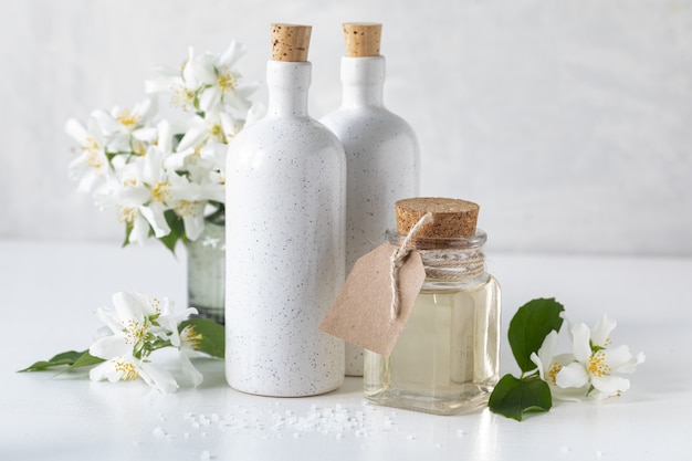 Concepto de spa con flores de jazmín sobre un fondo blanco. Copie el espacio.