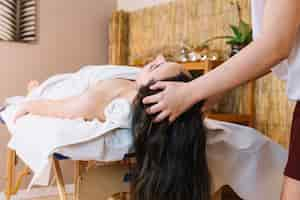 Foto gratuita concepto de spa con mujer con pelo largo oscuro