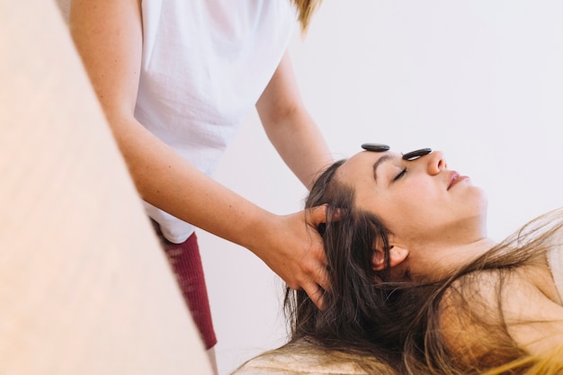 Foto gratuita concepto de spa con mujer con pelo largo oscuro