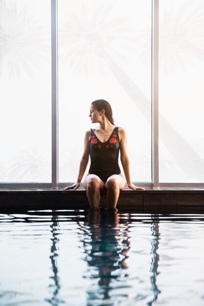 Concepto de spa con mujer relajando en agua