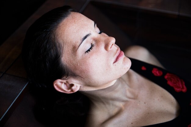 Concepto de spa con mujer relajando en agua