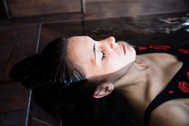 Concepto de spa con mujer relajando en agua