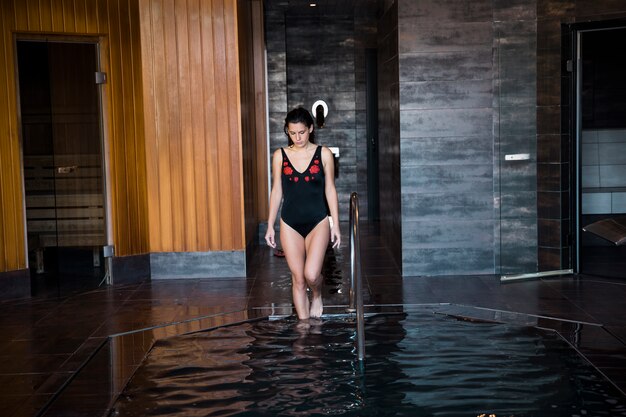 Concepto de spa con mujer relajando en agua