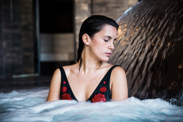 Foto gratuita concepto de spa con mujer relajando en agua