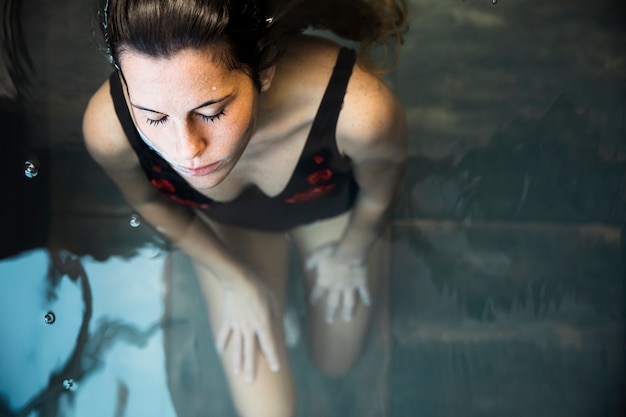 Concepto de spa con mujer relajando en agua