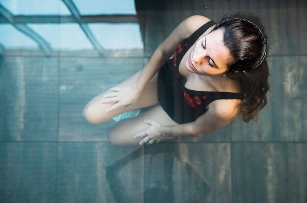 Concepto de spa con mujer relajando en agua