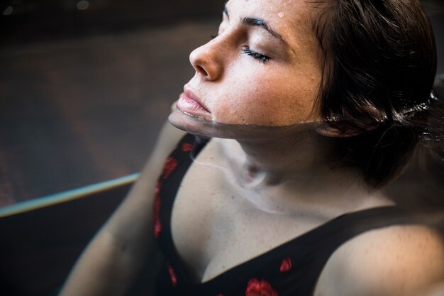 Concepto de spa con mujer relajando en agua