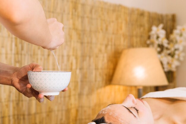 Concepto de spa con mujer tumbada