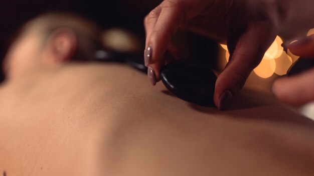 Concepto de spa con mujer y vista de cerca de mano